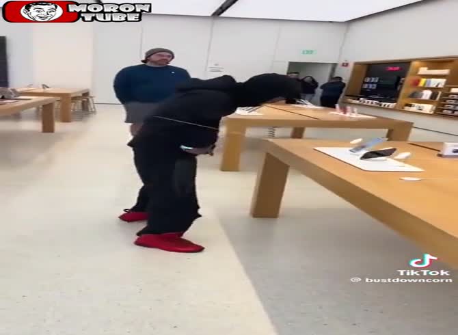 Video :Whoa, in only a few seconds, this guy takes every iPhone out of an Apple store!